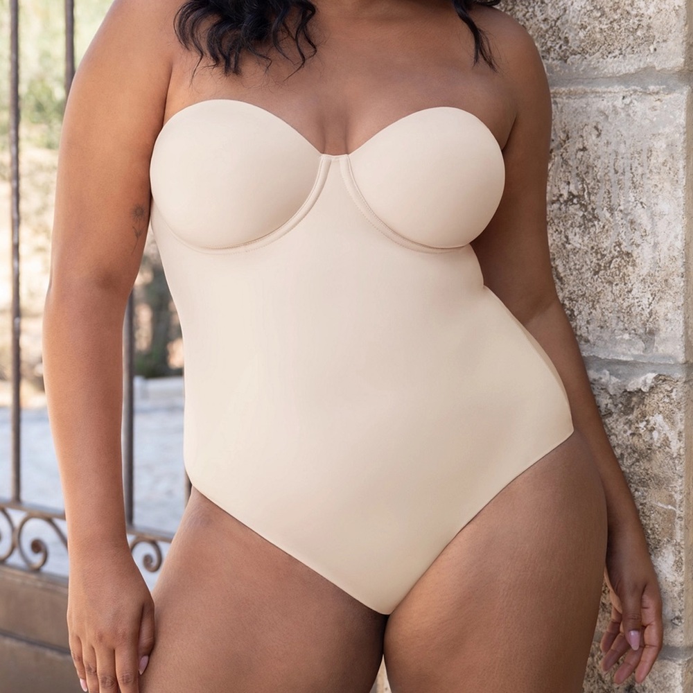 NWT Wacoal Red Carpet Strapless Shaping Body Briefer. 40DDD Sand
